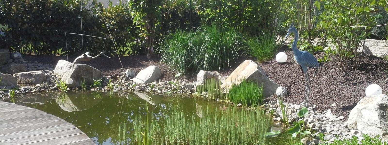 Umgestaltung einer Gartenanlage mit Holzdeck und Teich